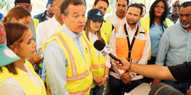 Ministro Ito Bisonó inicia proyecto de dignificación del entorno en El Naranjo, San Luis