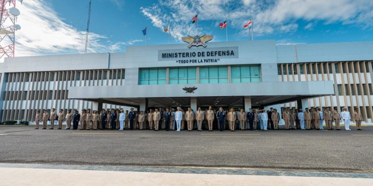 Ministerio de Defensa encabeza actos conmemorativos por el Día de las Fuerzas Armadas con reconocimientos a militares y civiles