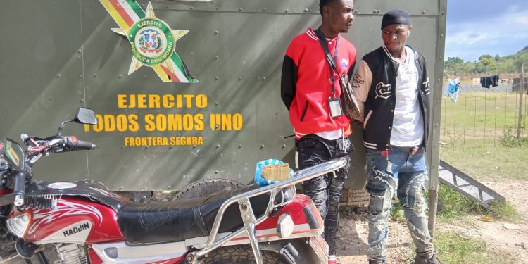 Ejército detiene a dos extranjeros indocumentados con presunta marihuana en Pedernales