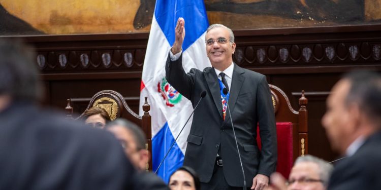 Presidente reafirma educación como eje del desarrollo y anuncia reforma para transformar el sistema educativo