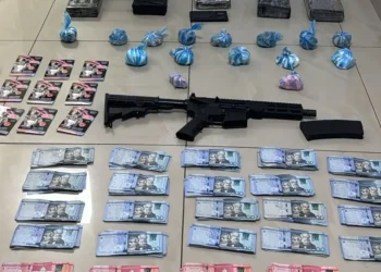 Apresan hombre con fusil, RD$500 mil y presunta droga en el Distrito Nacional