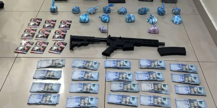 Apresan hombre con fusil, RD$500 mil y presunta droga en el Distrito Nacional
