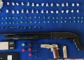Arrestan hombre con cientos de gramos de drogas y dos armas de fuego