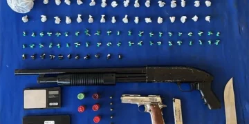 Arrestan hombre con cientos de gramos de drogas y dos armas de fuego