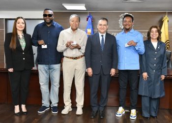 JCE entrega nueva cédula a personas con discapacidad y miembros del Salón de la Fama de Cooperstown