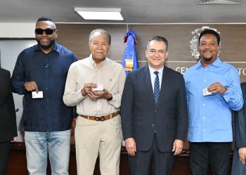 JCE entrega nueva cédula a personas con discapacidad y miembros del Salón de la Fama de Cooperstown