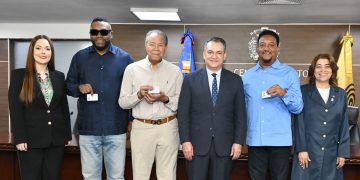 JCE entrega nueva cédula a personas con discapacidad y miembros del Salón de la Fama de Cooperstown