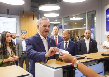 Abinader recibe la primera nueva Licencia de Conducir 