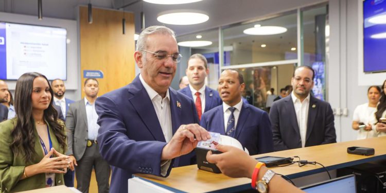 Abinader recibe la primera nueva Licencia de Conducir