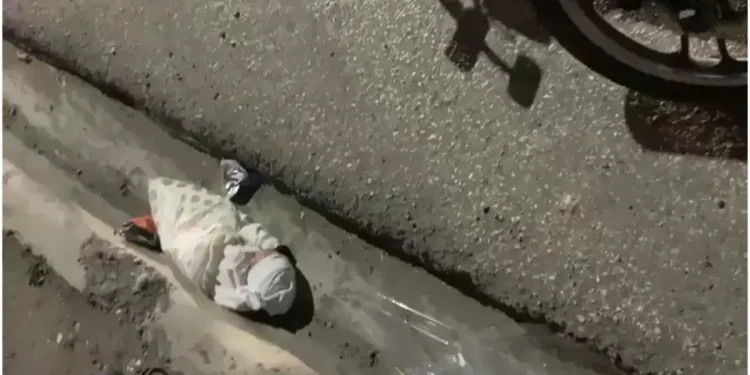 Hallan recién nacida abandonada en un contén en San Juan de la Maguana