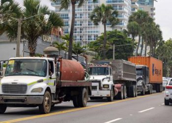 Prohíben circulación de vehículos pesados y de carga por el carril izquierdo en autopistas y carreteras
