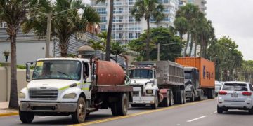 Prohíben circulación de vehículos pesados y de carga por el carril izquierdo en autopistas y carreteras