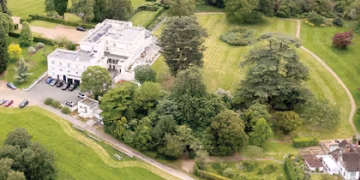 Policía mantiene registro en antigua residencia del príncipe Andrés por caso Epstein