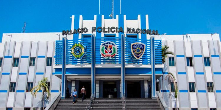 Policía Nacional suspende coronel tras incidente con joven en Los Mina; organismos de control interno asumen investigación