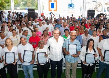 Abinader entrega 442 certificados de títulos de propiedad en Los Alcarrizos