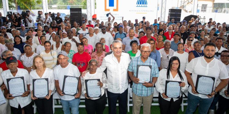 Abinader entrega 442 certificados de títulos de propiedad en Los Alcarrizos