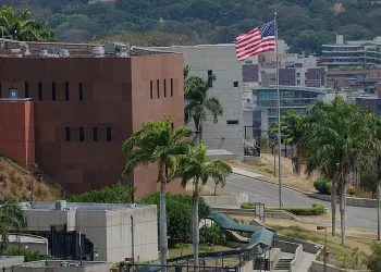 Tras siete años de cierre, EE.UU. reanuda operaciones de embajada en Venezuela oficialmente