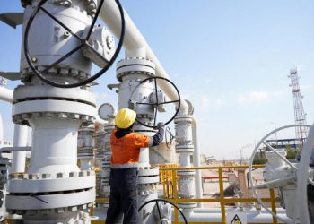 Petróleo alcanza los 120 dólares por barril tras escalada de conflicto en Oriente Medio