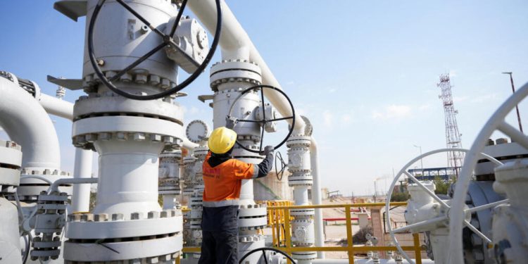 Petróleo alcanza los 120 dólares por barril tras escalada de conflicto en Oriente Medio