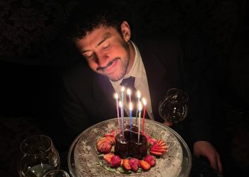 Bad Bunny celebra sus 32 años con una publicación íntima y elegante en Instagram