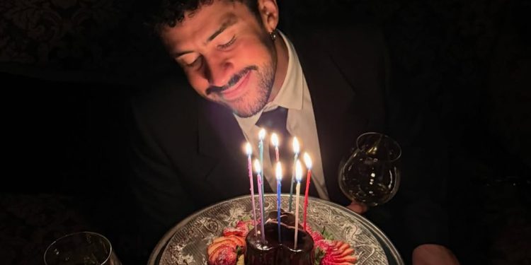 Bad Bunny celebra sus 32 años con una publicación íntima y elegante en Instagram