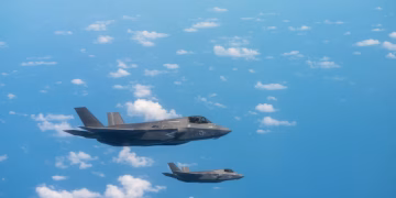 Estados Unidos difundió imágenes de cuatro aviones de guerra patrullando las costas de Venezuela