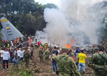 Confirman la muerte de 66 militares en el accidente de un avión militar en Colombia