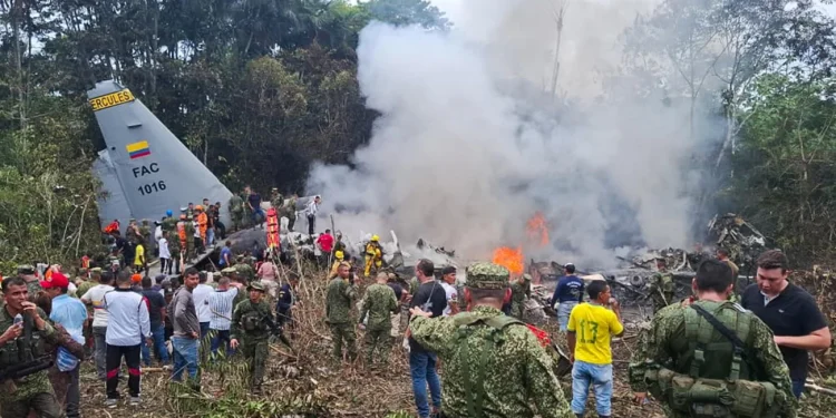 Confirman la muerte de 66 militares en el accidente de un avión militar en Colombia