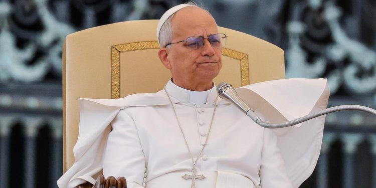 El papa pide a periodistas evitar que la información se convierta en propaganda de guerra