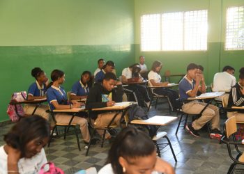 ADP rechaza circular de Educación que ordena abrir escuelas a las 6:30 de la mañana