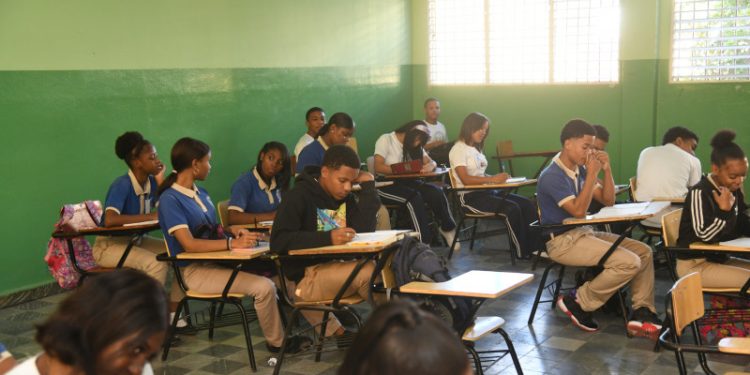 ADP rechaza circular de Educación que ordena abrir escuelas a las 6:30 de la mañana