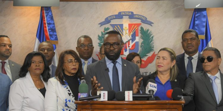 Diputado propone ley que impediría a deudores de pensión alimenticia renovar licencia de conducir y salir del país