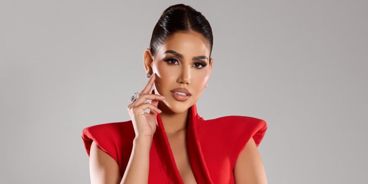 Oriana Falla deslumbra con diseño de Suzelle Taveras en impactante vestido rojo