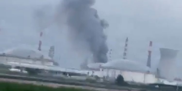 Irán bombardea la mayor refinería de Israel