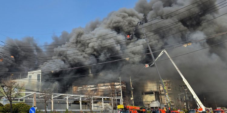 Decenas de heridos tras un masivo incendio en una planta automotriz en Corea del Sur