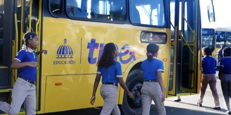 Educación dispone apertura de escuelas desde las 6:30 a. m. para estudiantes del transporte escolar