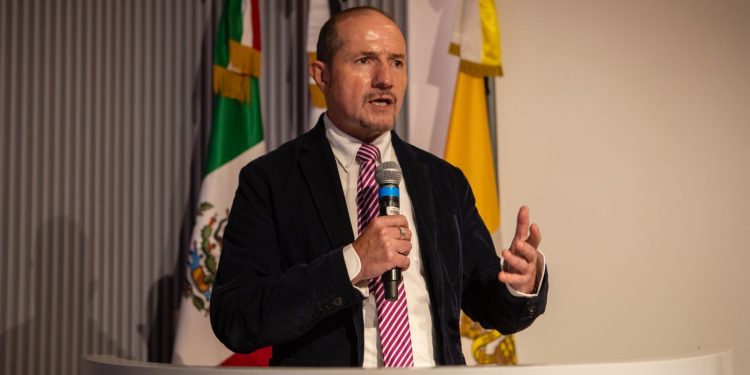 Anuncian conferencia para abordar la crisis de identidad en los jóvenes y las familias