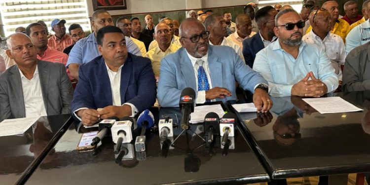 Transportistas anuncian que mantendrán tarifas pese al alza de combustibles en respaldo a estabilidad económica