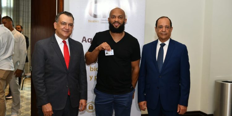 JCE entrega nueva cédula a integrantes de la selección dominicana del Clásico Mundial de Béisbol 2026