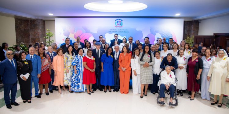 Senado reconoce a 32 mujeres líderes en tercera edición del evento anual “Mujeres que Transforman”