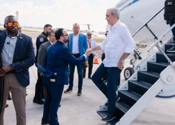 Presidente Abinader arriba a Miami para participar en cumbre regional convocada por Donald Trump