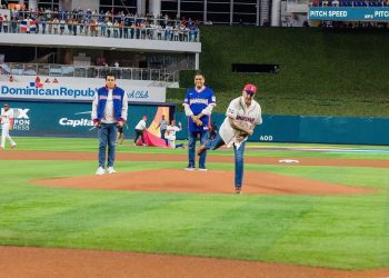 Abinader realiza lanzamiento de honor previo al debut victorioso de RD en el CMB