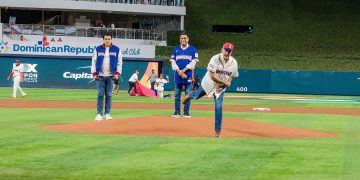 Abinader realiza lanzamiento de honor previo al debut victorioso de RD en el CMB