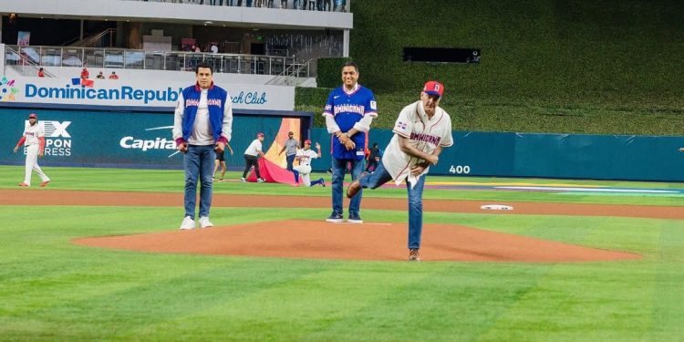 Abinader realiza lanzamiento de honor previo al debut victorioso de RD en el CMB