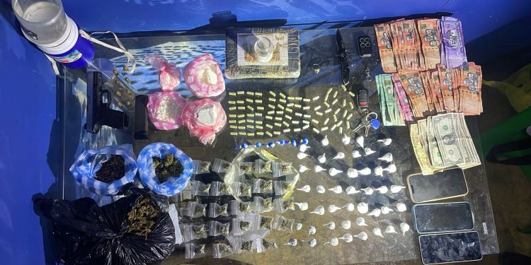 Policía Preventiva arresta a dos hombres en flagrante delito; ocupan arma ilegal, drogas y dinero en Navarrete, Santiago