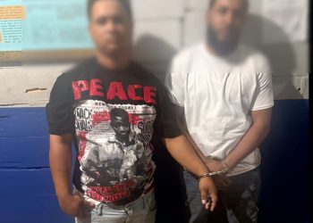Policía Preventiva arresta a dos hombres en flagrante delito; ocupan arma ilegal, drogas y dinero en Navarrete, Santiago