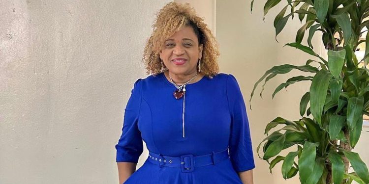 Periodista destaca el rol de la mujer en la unión familiar y el compromiso de un hogar