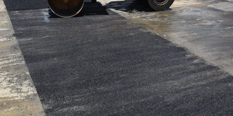 CAASD asfalta 5,000 metros cuadrados en el Gran Santo Domingo en primeros dos meses de 2026