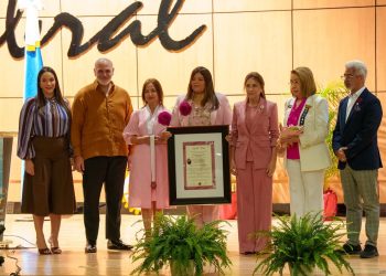 Carolina recibe máximo galardón de Rotary en RD por Día de la Mujer