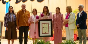 Carolina recibe máximo galardón de Rotary en RD por Día de la Mujer